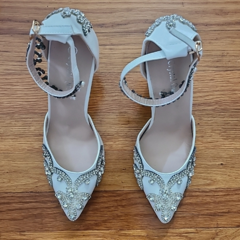 NWOT Crystal Queen Bejeweled White Shoes
